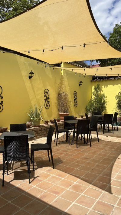 El Patio area al fondo